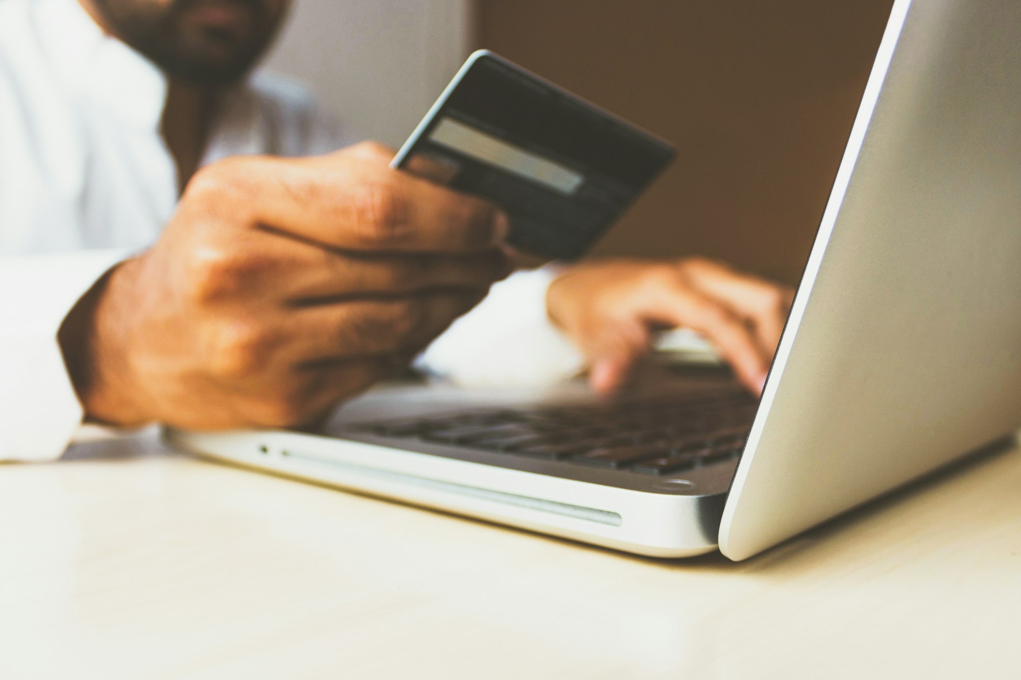 Online-Shop am Laptop – moderner E-Commerce